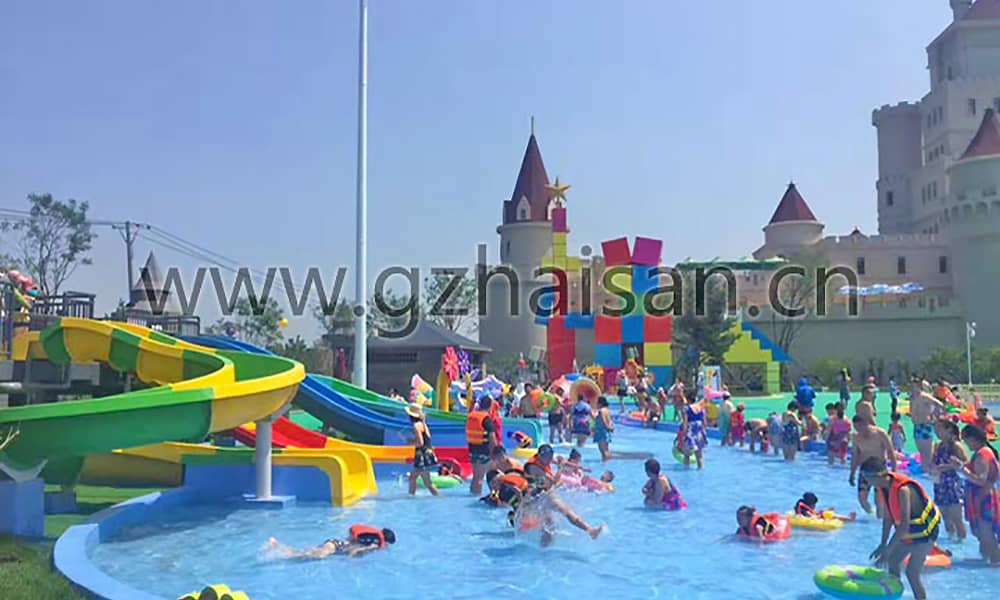合家欢乐的儿童嬉水天地
