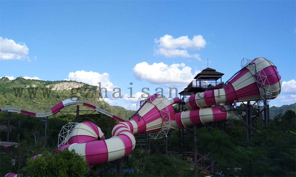 水上乐园滑滑梯的视频