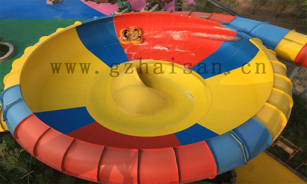 水上乐园规划中的安全设施如何保证游客安全？